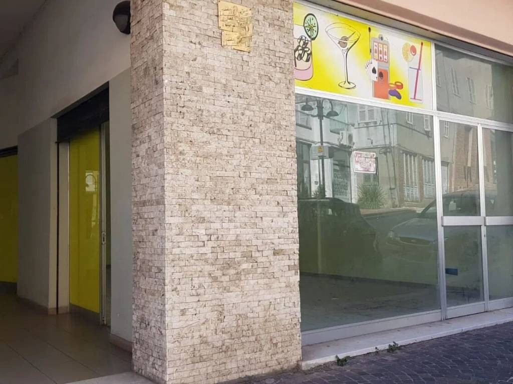 negozio in vendita a Montegranaro
