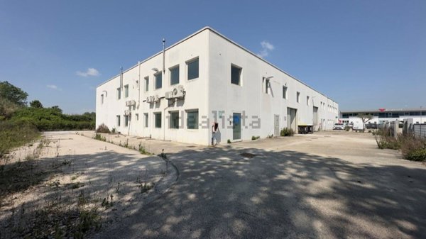 capannone in vendita a Montegranaro