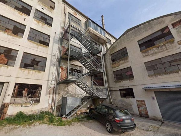 locale commerciale in vendita a Montegranaro