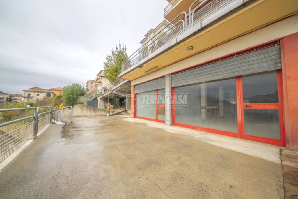 negozio in vendita a Montegranaro