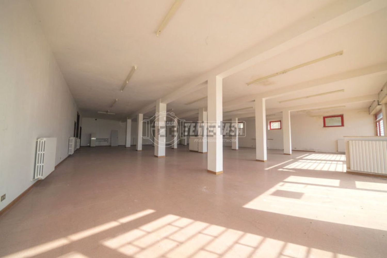 locale commerciale in vendita a Montegranaro