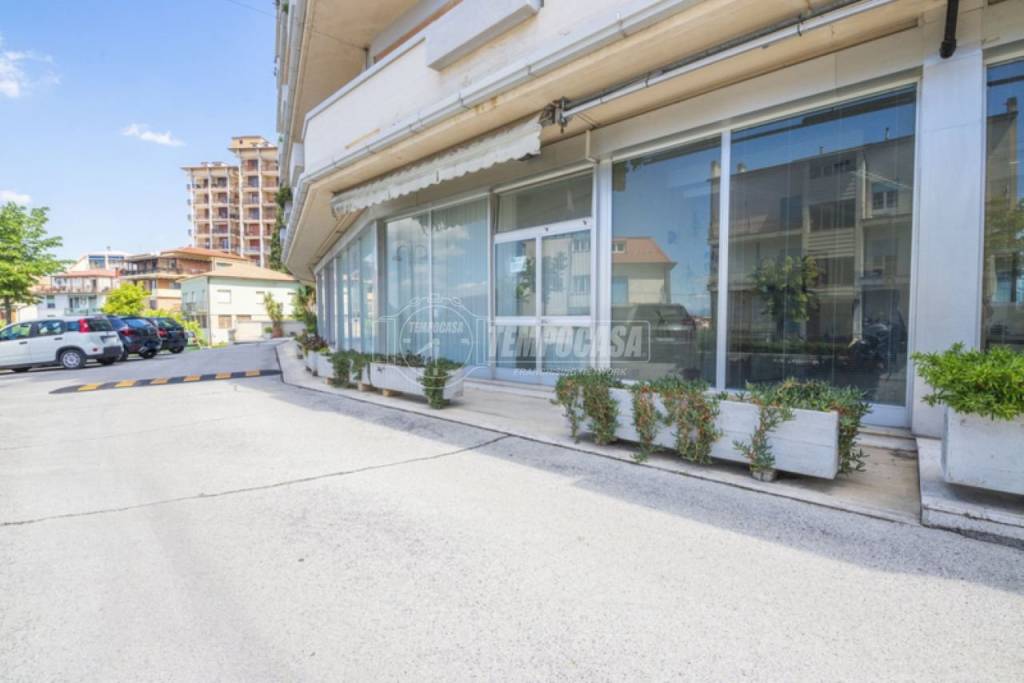 negozio in vendita a Montegranaro