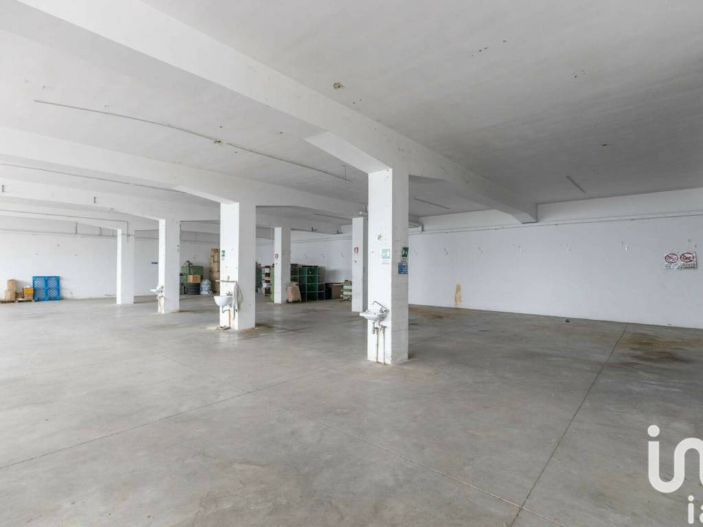 locale commerciale in vendita a Montegranaro