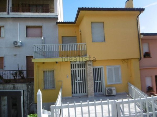 casa semindipendente in vendita a Montegranaro