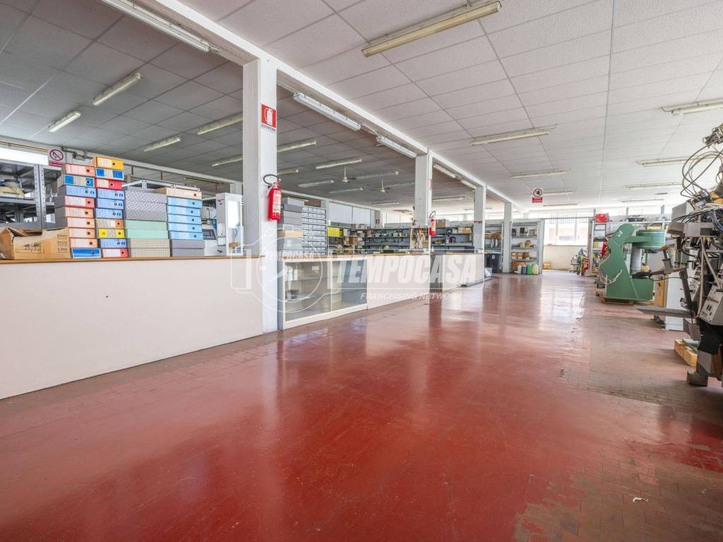 locale commerciale in vendita a Montegranaro in zona Roccolo