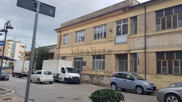 locale commerciale in vendita a Montegranaro