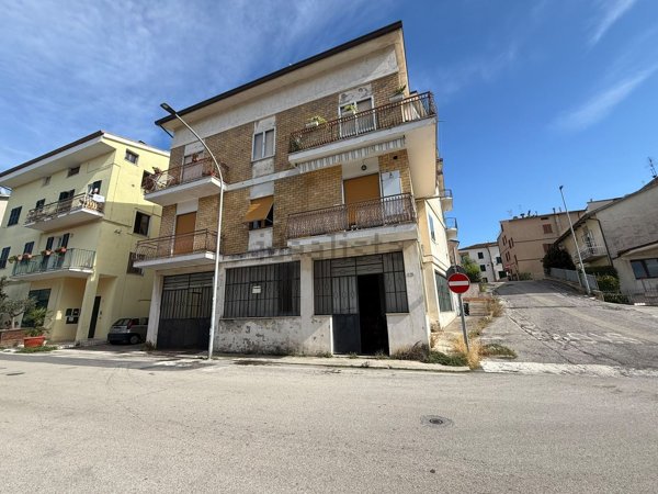 locale commerciale in vendita a Montegranaro