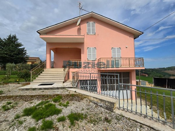 casa indipendente in vendita a Monte Rinaldo