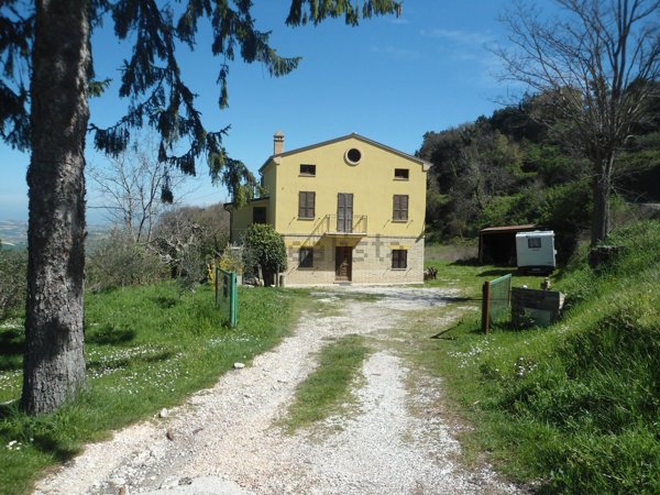 casa indipendente in vendita a Monterubbiano