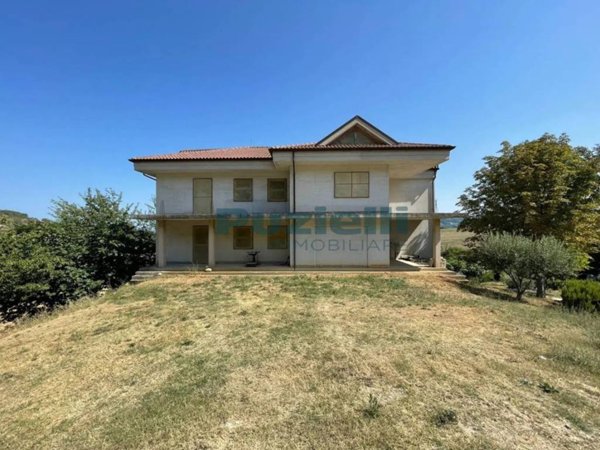 casa indipendente in vendita a Monterubbiano