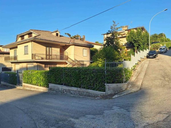 casa indipendente in vendita a Monterubbiano