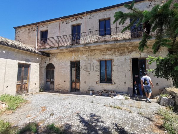 casa indipendente in vendita a Monterubbiano