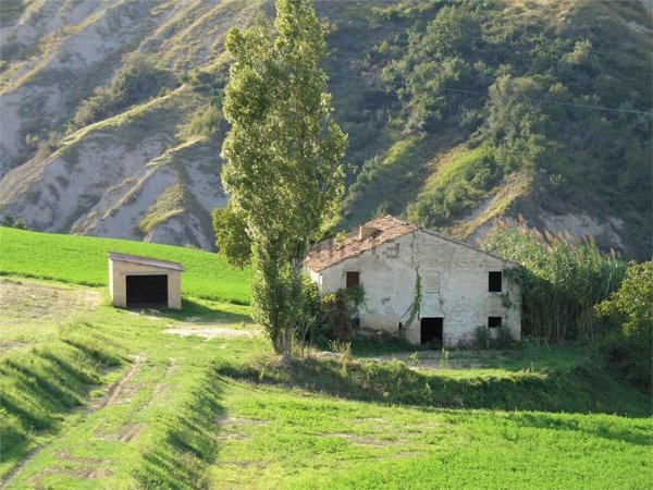 casale in vendita a Monterubbiano