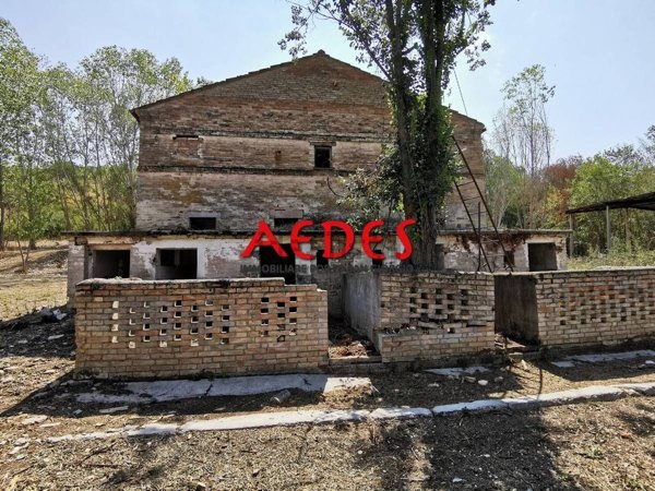 casale in vendita a Monterubbiano