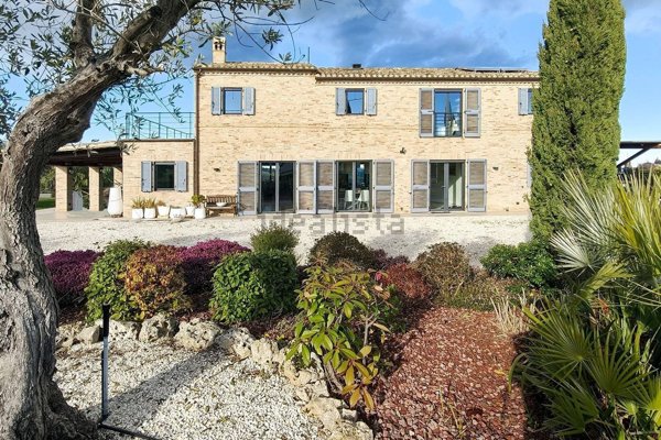 casa indipendente in vendita a Monterubbiano