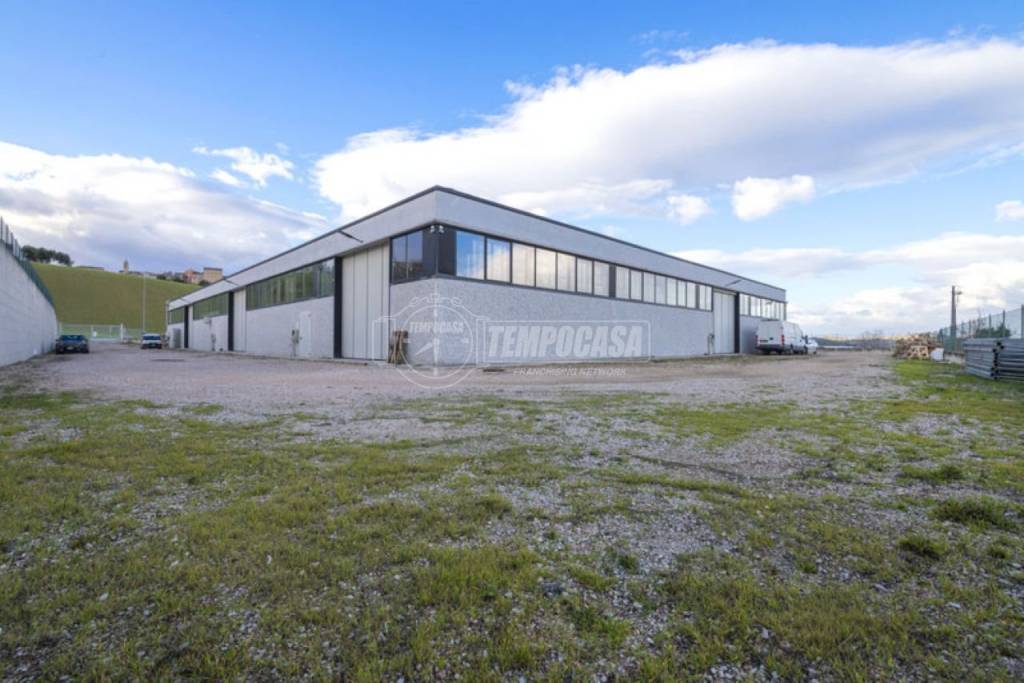 locale commerciale in vendita a Monte San Pietrangeli
