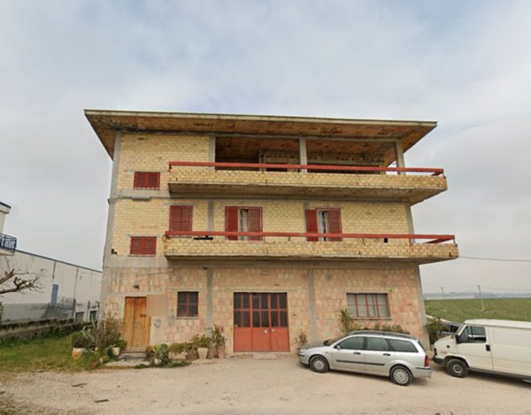 locale di sgombero in vendita a Monte San Pietrangeli
