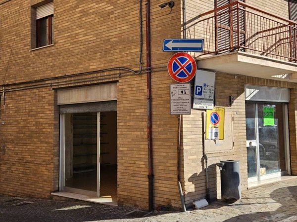 negozio in vendita a Monte Urano