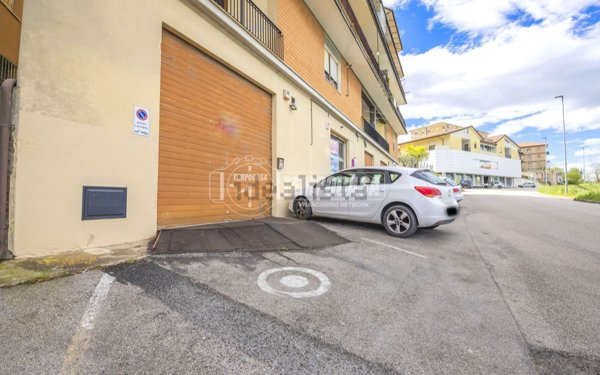 locale commerciale in vendita a Monte Urano