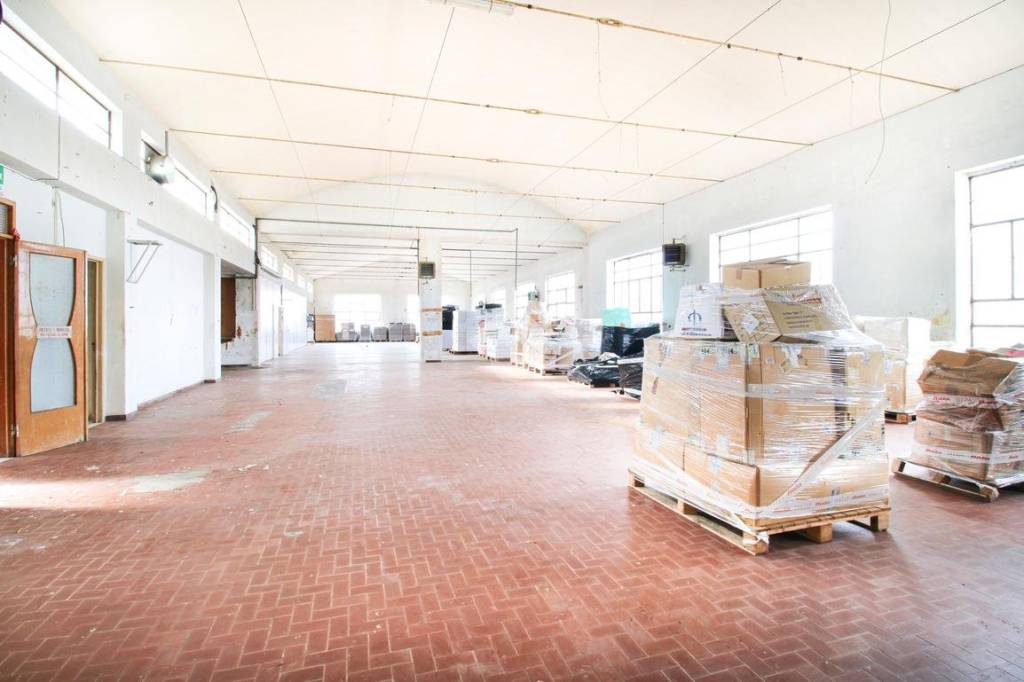 locale commerciale in vendita a Monte Urano