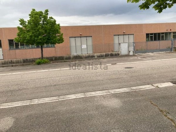 capannone in vendita a Monte Urano