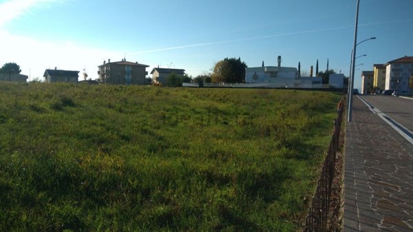 terreno edificabile in vendita a Monte Urano