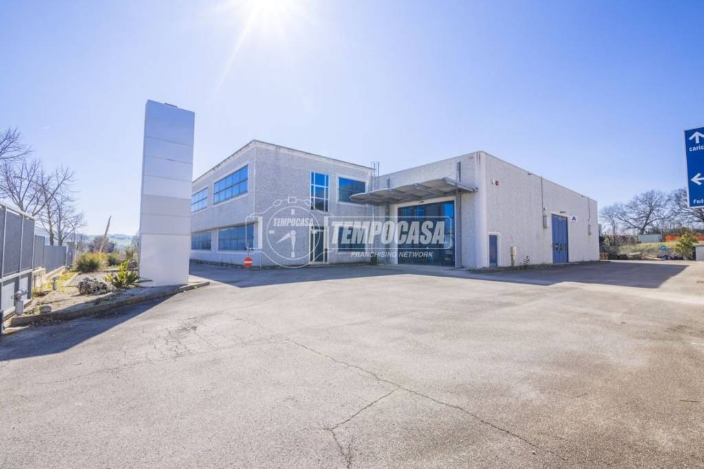 locale commerciale in vendita a Monte Urano