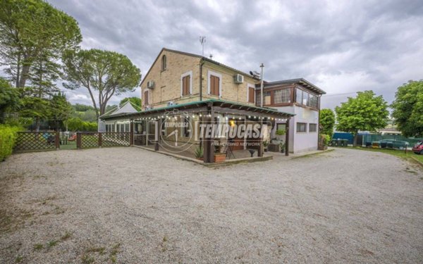 negozio in vendita a Monte Urano