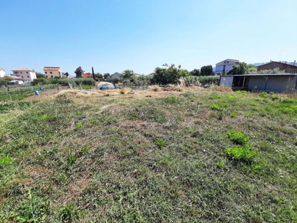 terreno edificabile in vendita a Monte Urano