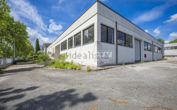 capannone in vendita a Monte Urano