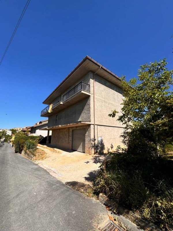casa indipendente in vendita a Monte Vidon Corrado