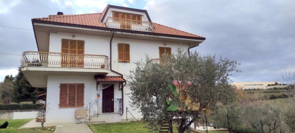 casa indipendente in vendita ad Ortezzano