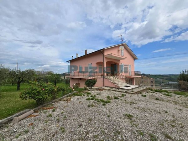 casa indipendente in vendita ad Ortezzano