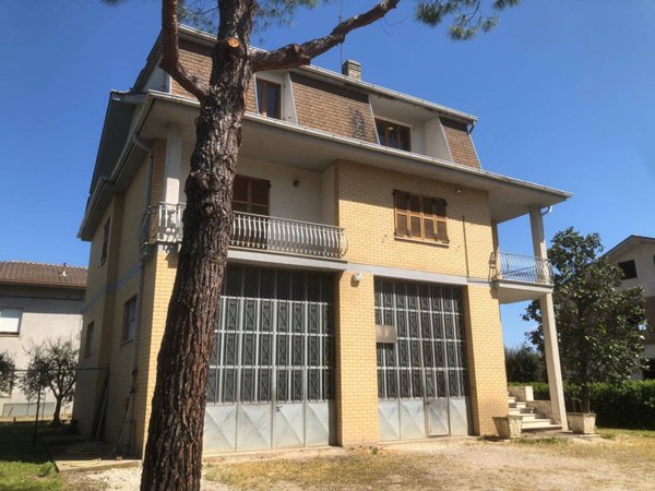 casa indipendente in vendita ad Ortezzano
