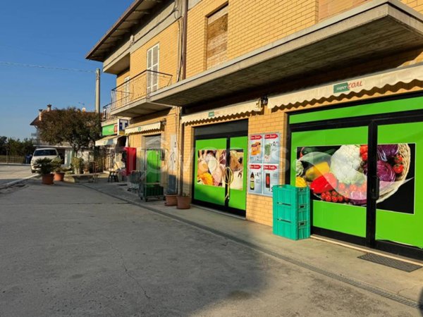 negozio in vendita ad Ortezzano