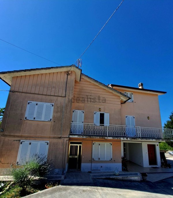 casa indipendente in vendita ad Ortezzano