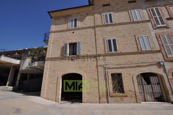 negozio in vendita a Petritoli in zona Valmir