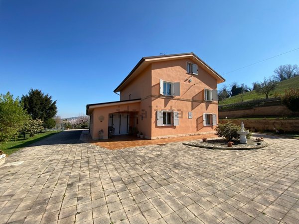 casale in vendita a Petritoli in zona Moregnano