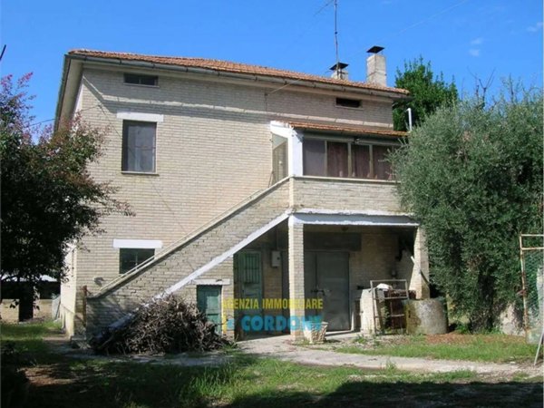 pentavano in vendita a Ponzano di Fermo in zona Capparuccia