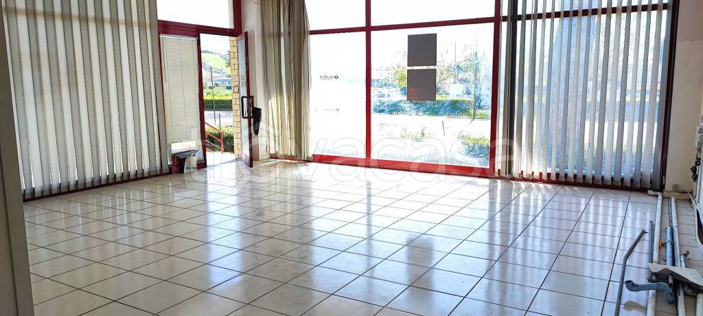 negozio in vendita a Ponzano di Fermo in zona Capparuccia