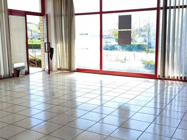 negozio in vendita a Ponzano di Fermo in zona Capparuccia