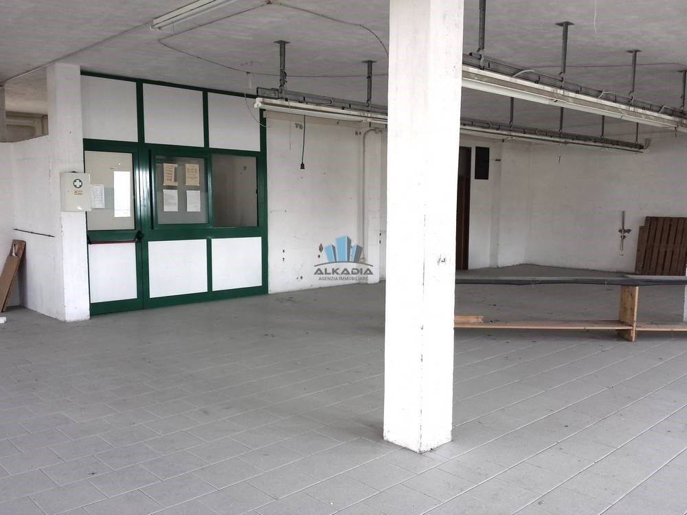 locale commerciale in vendita a Porto San Giorgio
