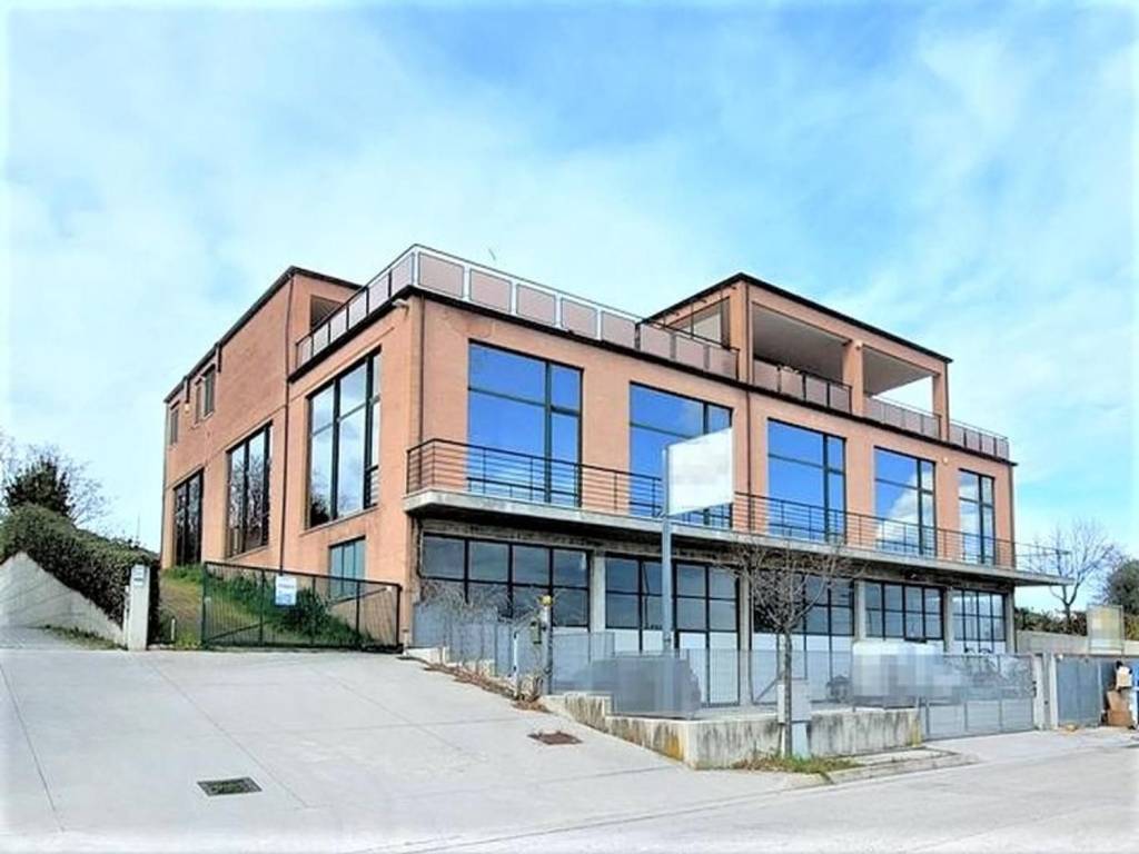 locale commerciale in vendita a Porto San Giorgio