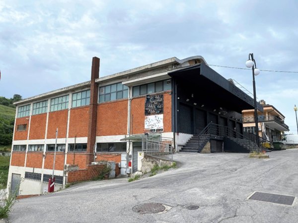 locale commerciale in vendita a Porto San Giorgio