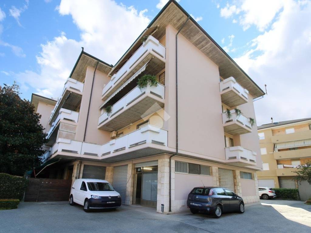 negozio in vendita a Porto San Giorgio