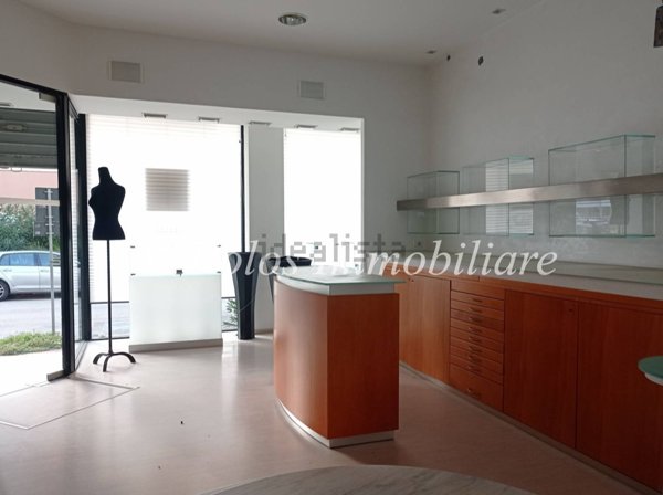 locale commerciale in vendita a Porto San Giorgio