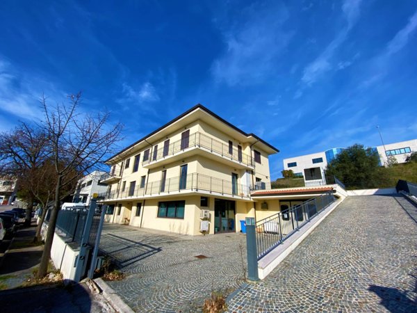 locale commerciale in vendita a Porto San Giorgio