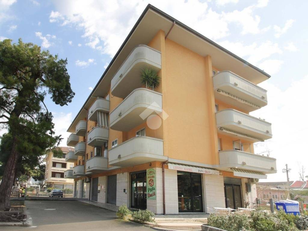 negozio in vendita a Porto San Giorgio