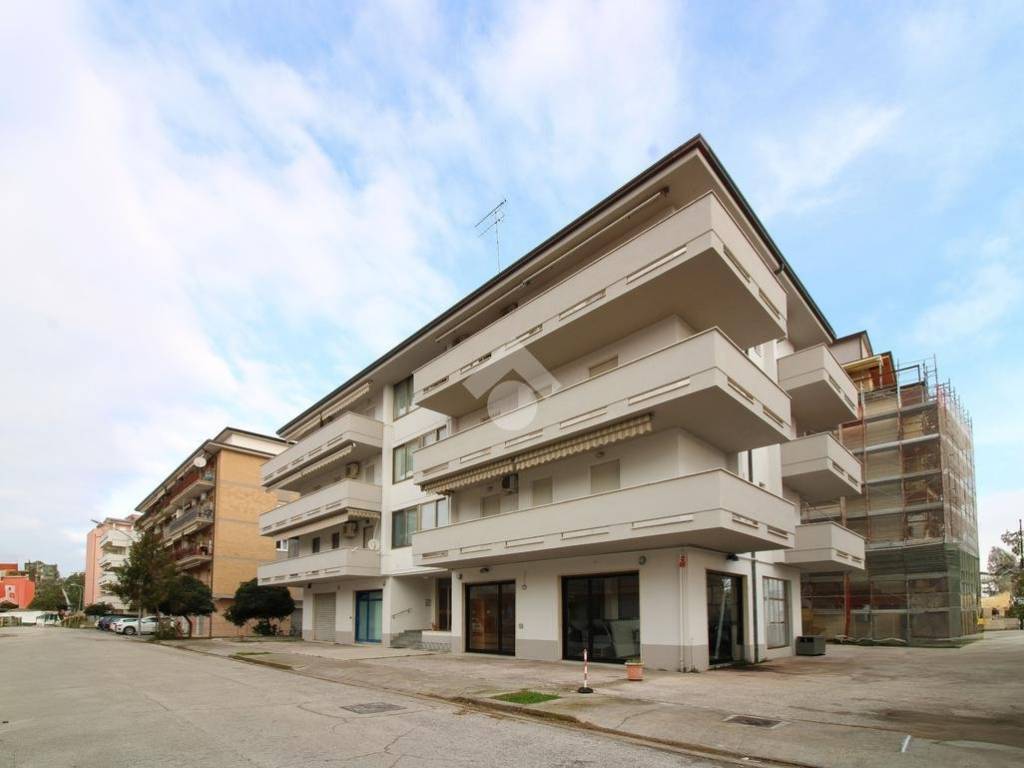 negozio in vendita a Porto San Giorgio