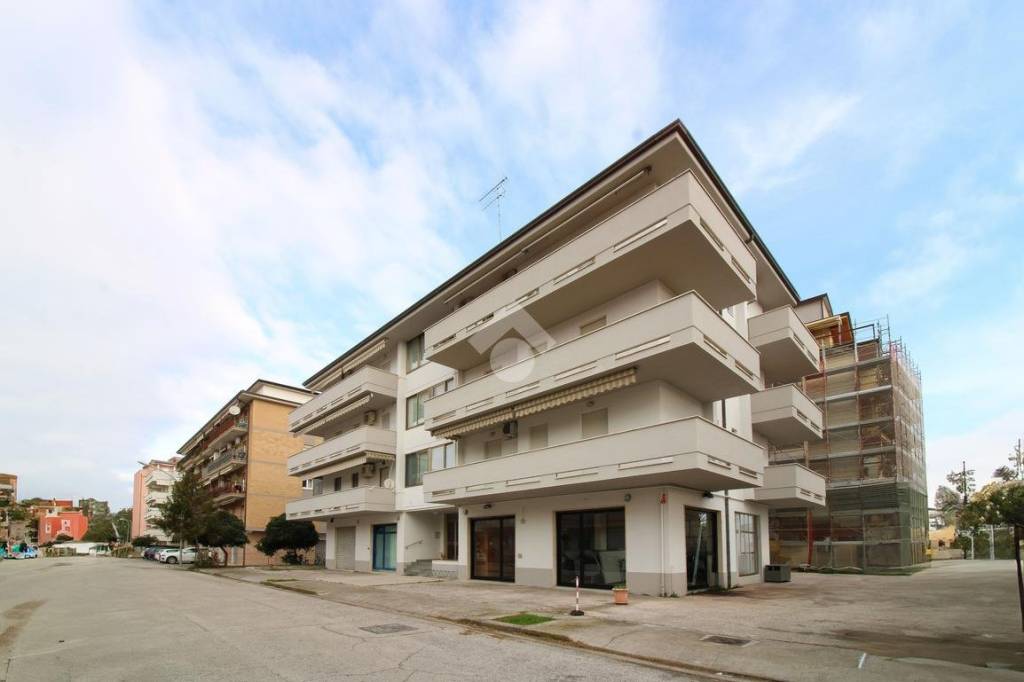 negozio in vendita a Porto San Giorgio